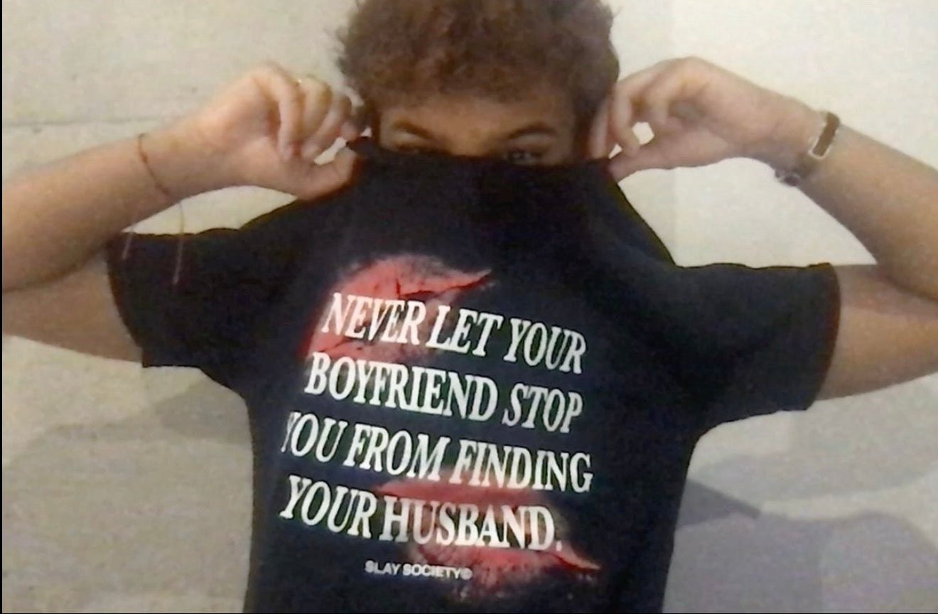 Le t-shirt court « Ne laissez jamais votre petit ami vous empêcher de trouver votre mari »