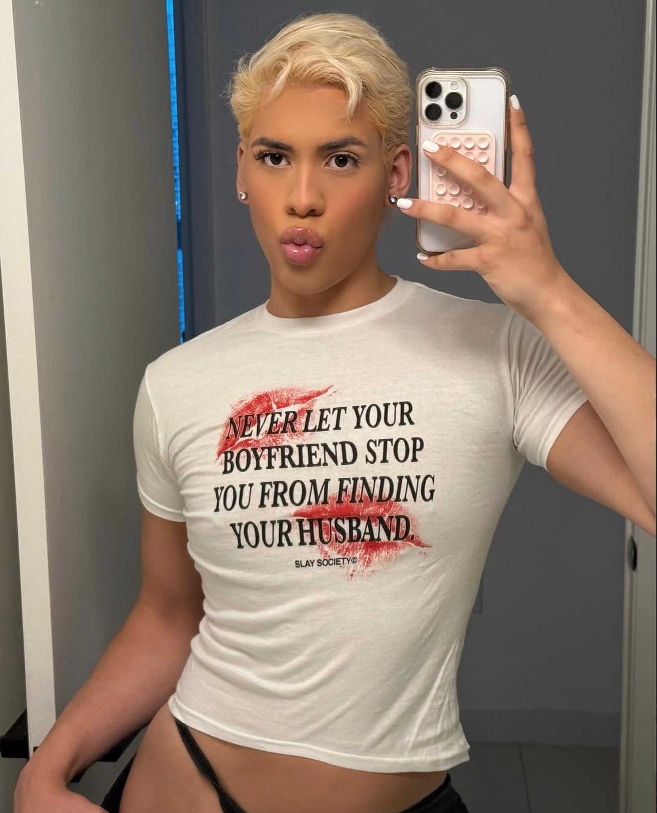 Le t-shirt court « Ne laissez jamais votre petit ami vous empêcher de trouver votre mari »