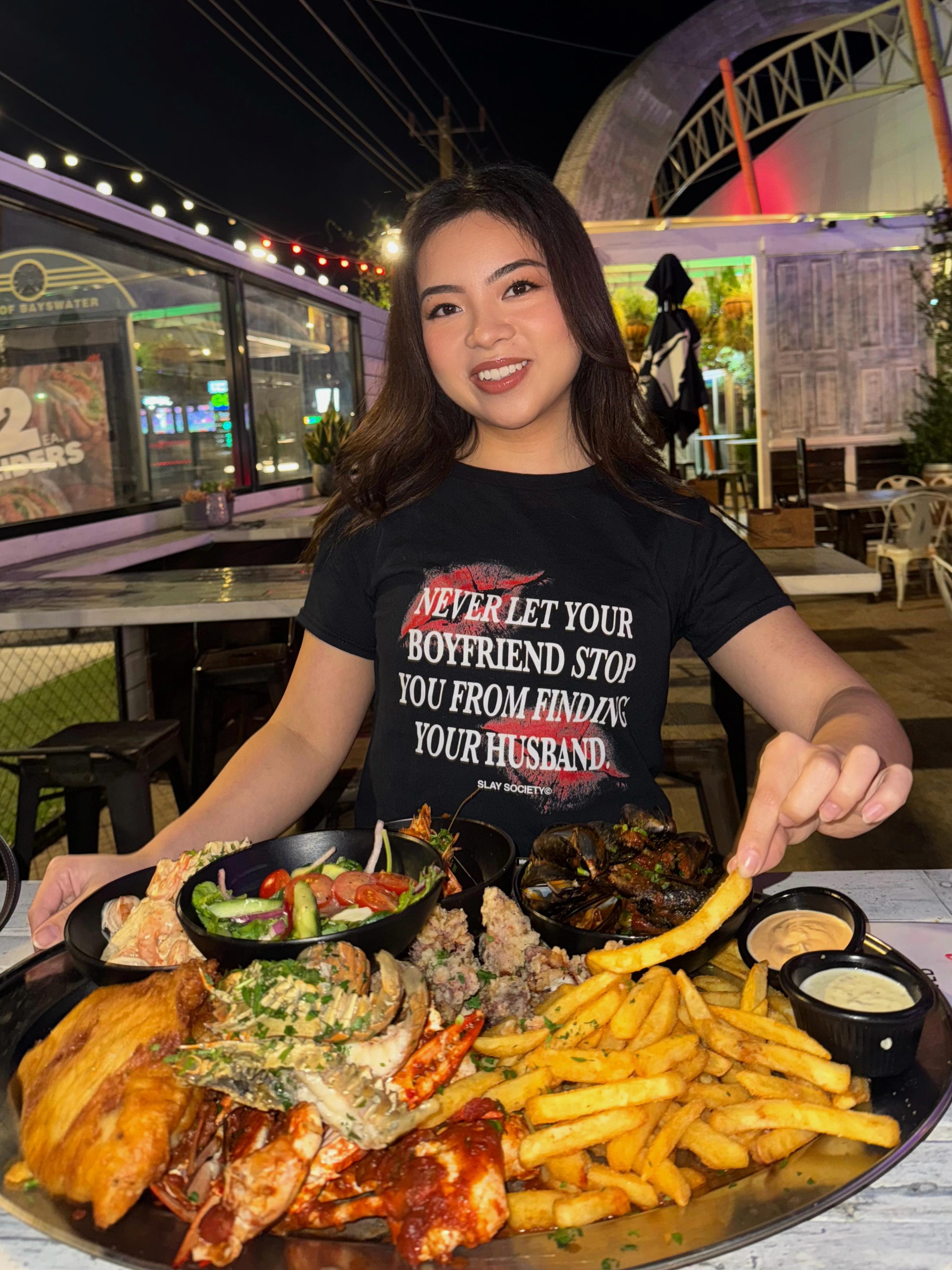 Le t-shirt court « Ne laissez jamais votre petit ami vous empêcher de trouver votre mari »